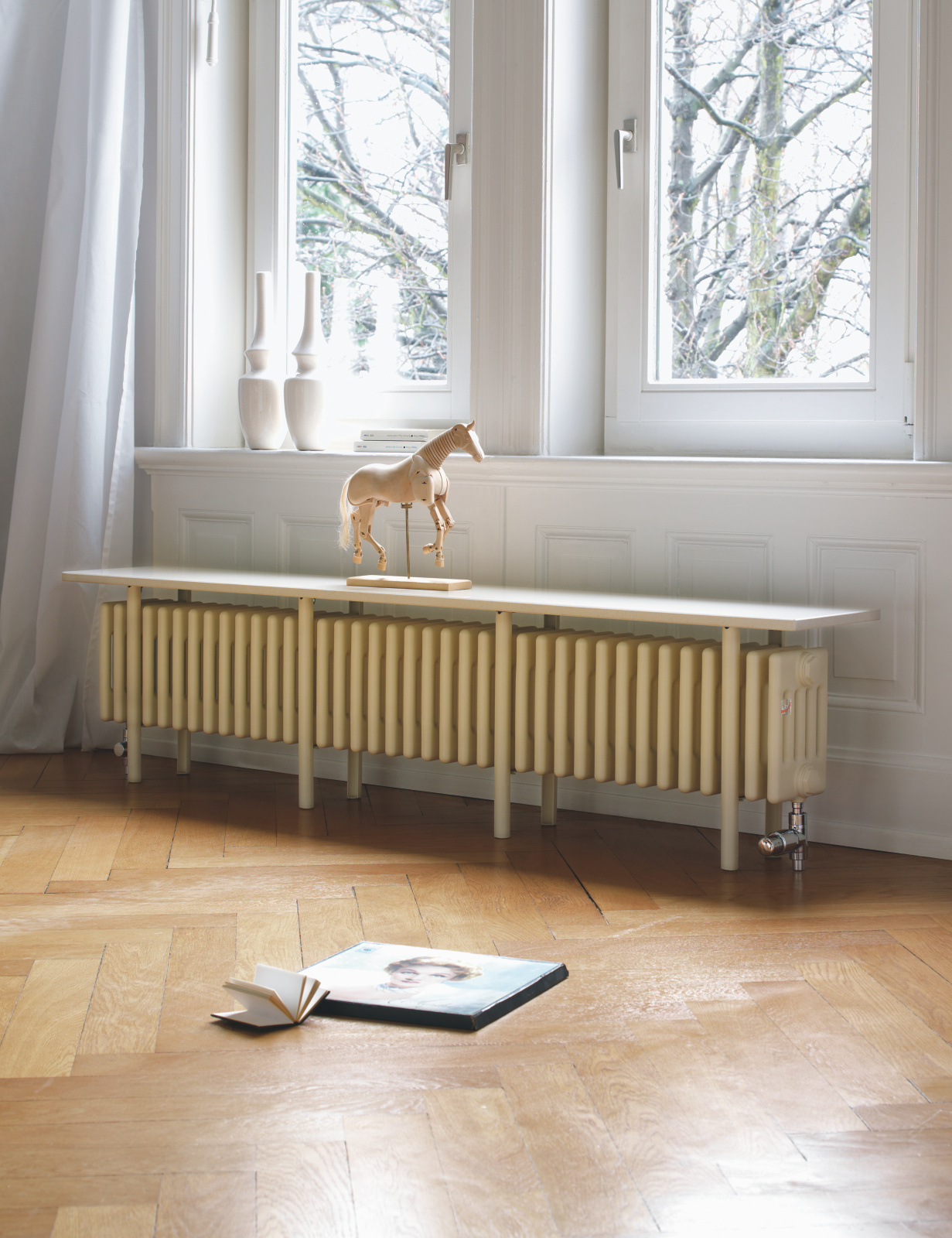 Rendering Zehnder Charleston Bench Decorative radiator Front view