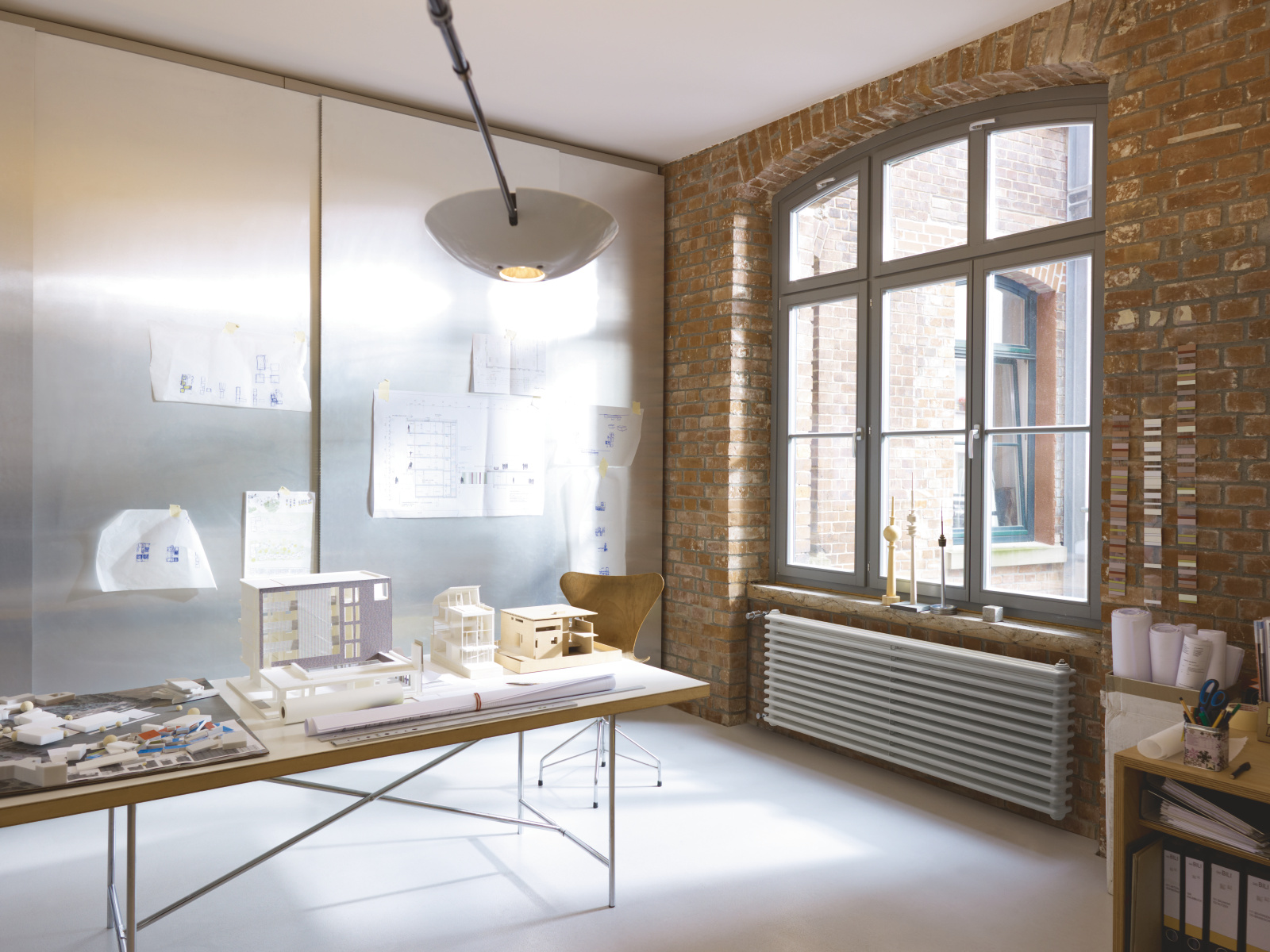 Rendering Zehnder Charleston Turned Decorative radiator Front view