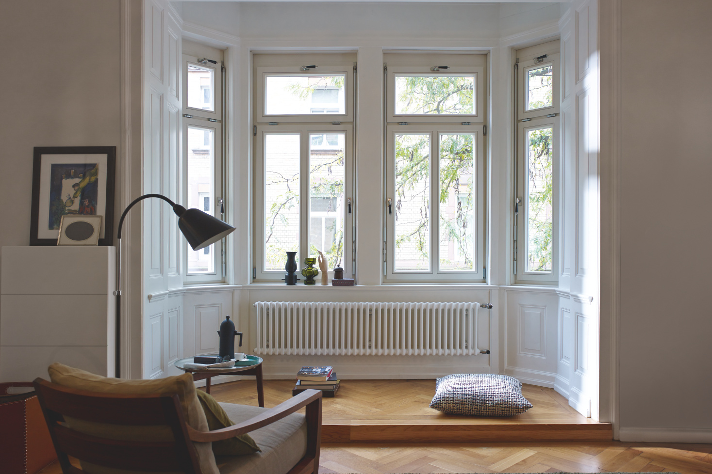 [Translate to Nederlands:] Een klassieke witte designradiator in de woonkamer.