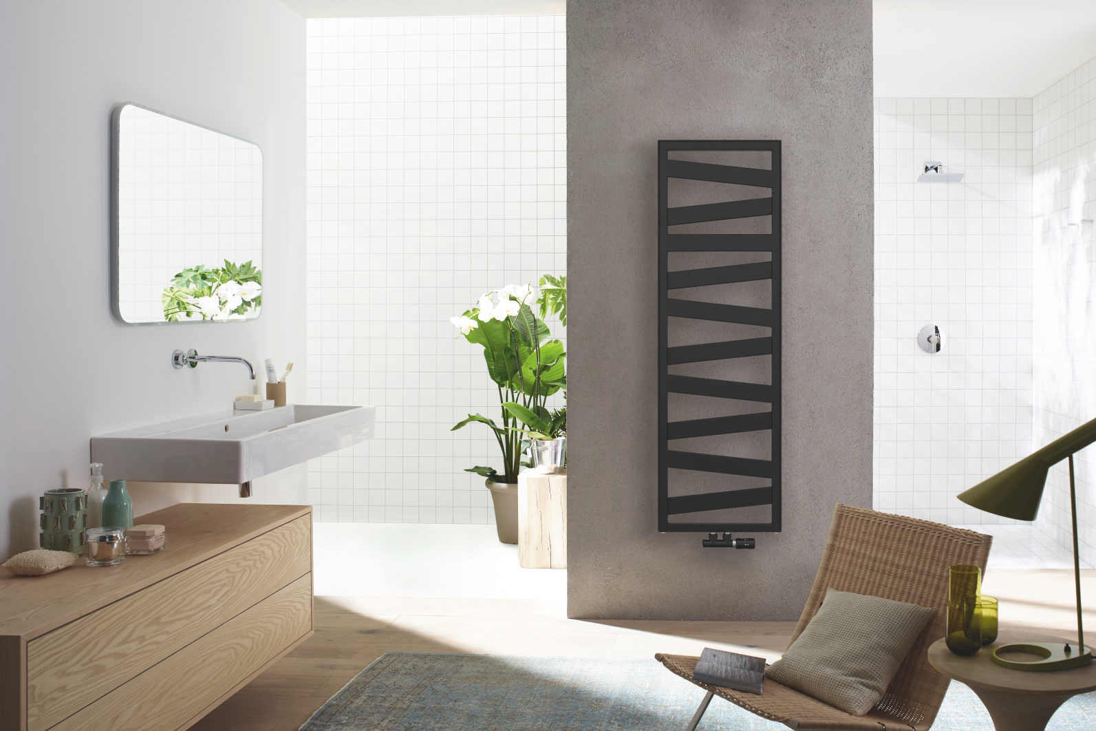 [Translate to Nederlands:] Zwarte elektrische radiator voor het elektrisch verwarmen van de badkamer.