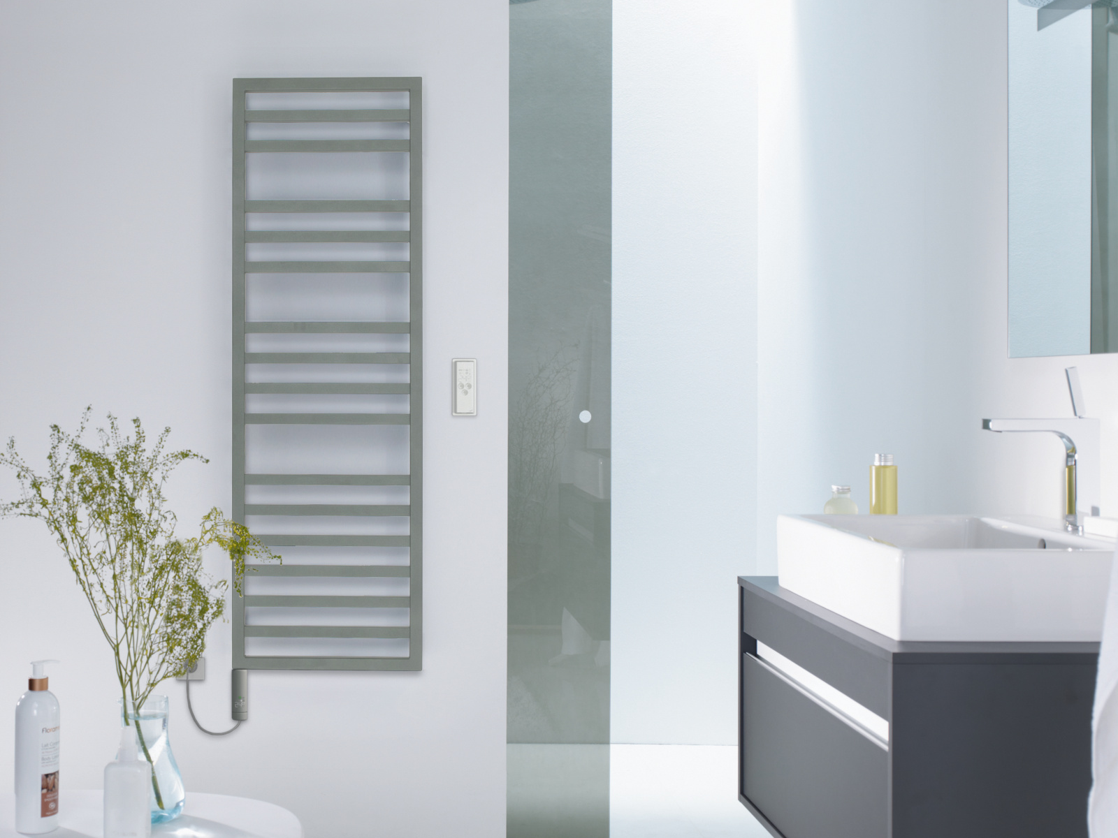 Zehnder_RAD_Quaro-Spa-EL_IHC_Trafficgray_QuaroSpa-milieu-bathroom_1z1