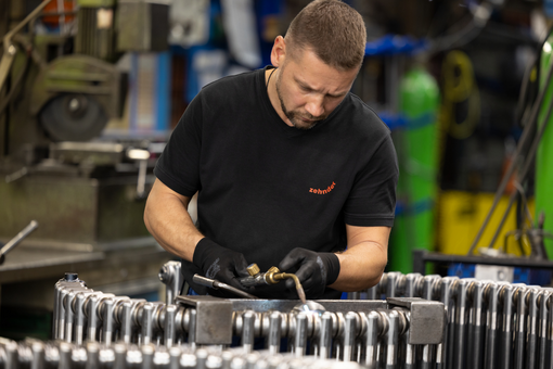 Man die werkt met een zehnder charlston radiator