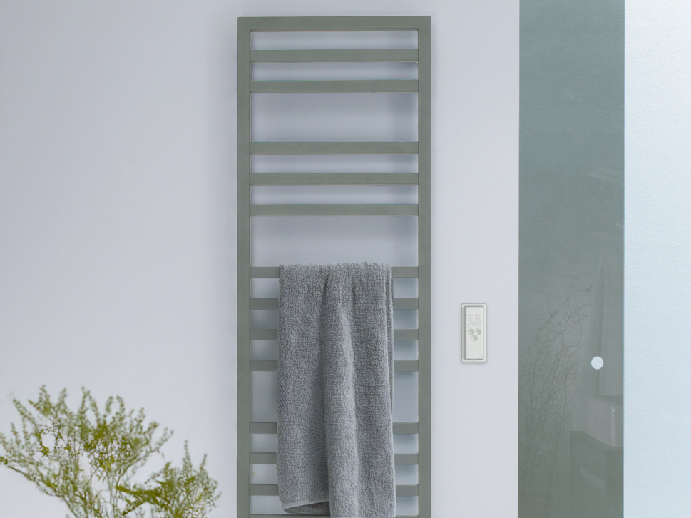 Zehnder_RAD_Quaro-Spa-EL_IHC_Trafficgray_WithTowel-milieu-bathroom Zehnder-Content Zehnder Quaro Spa Decorative radiator Front view