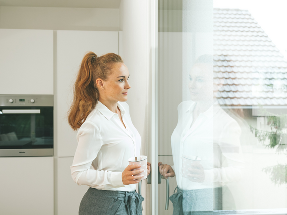 Zehnder_CSY_Finest-indoor-air-comfort-woman-business-look-kitchen-window