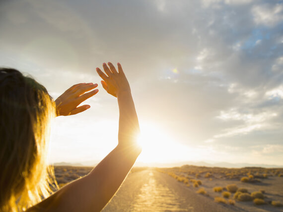 Zehnder_ALL_Behaglichkeit Hispanic woman shielding eyes from sun on remote road
