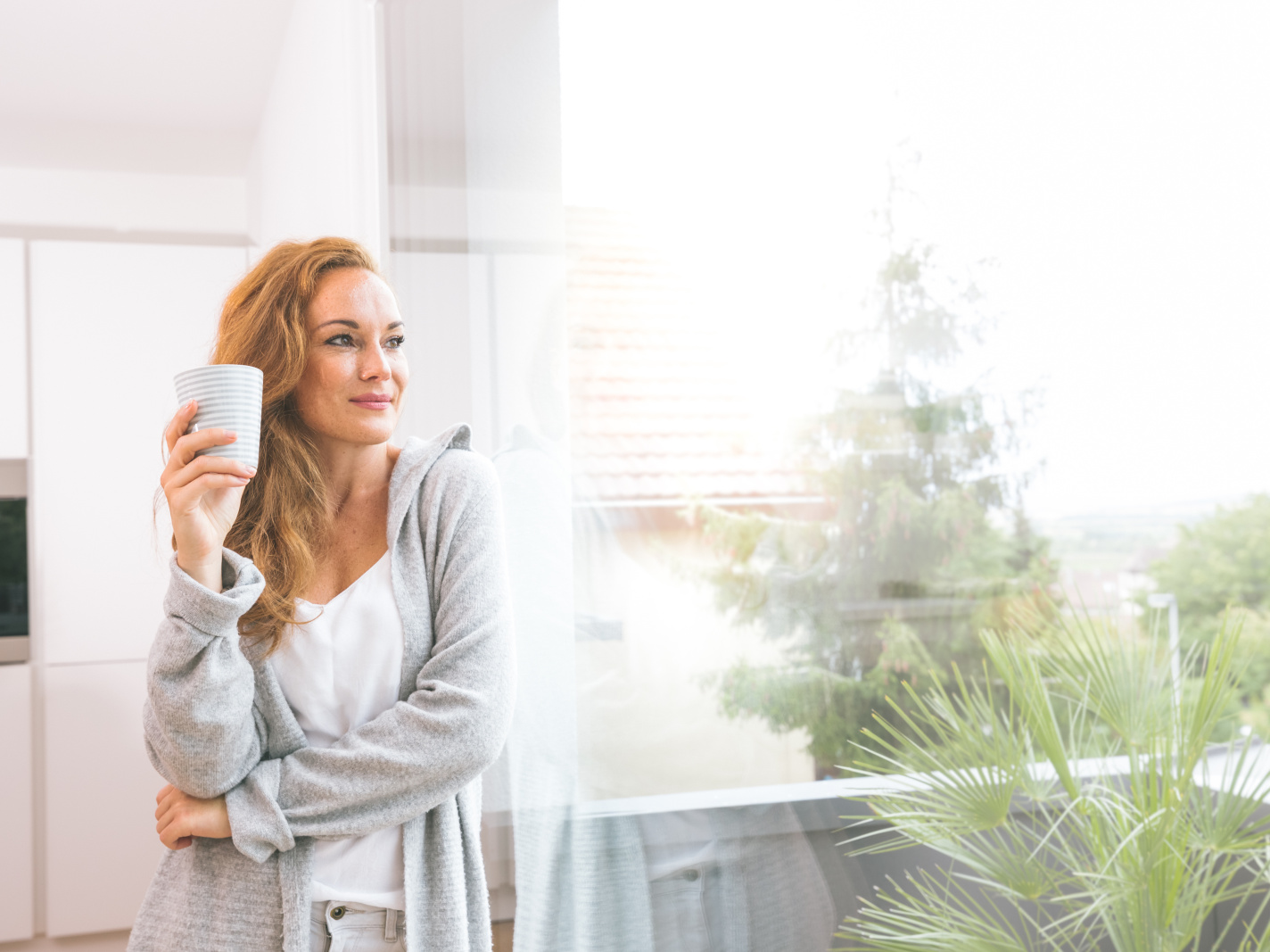 Zehnder_CSY_Finest-indoor-air-comfort-woman-kitchen-window