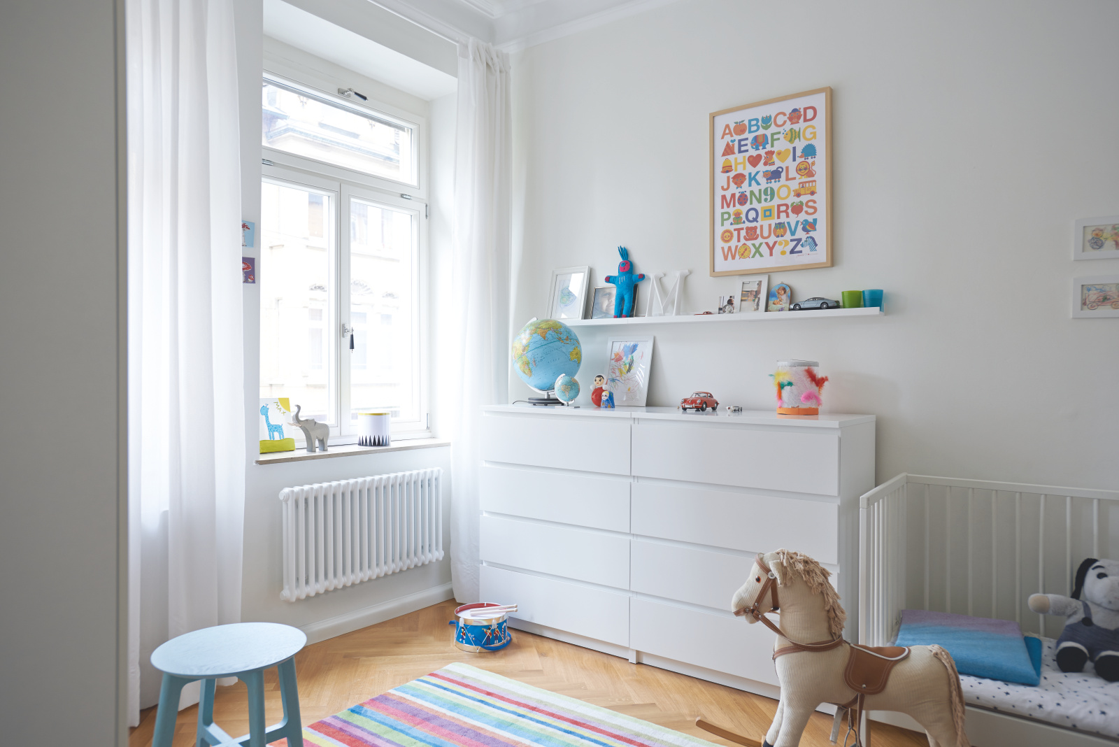 [Translate to Nederlands:] Een witte designradiator in de kinderkamer.